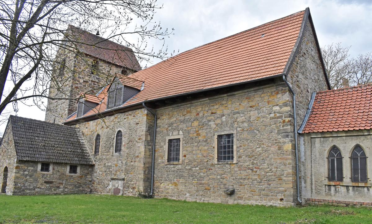 Die Südseite der 1225 erbauten Ottleber Stephanuskirche, die eine der ältesten Sansteinkirchen der Börde ist.