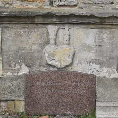 Tafeln an der Südseite, die unter anderem an die Adelsfamilie Schulenburg erinnern, die einst zu den Schirmherren der Kirche gehörte.