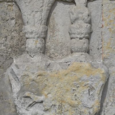 Ein Relief mit Wappen einer einstigen Patronatsfamilie.