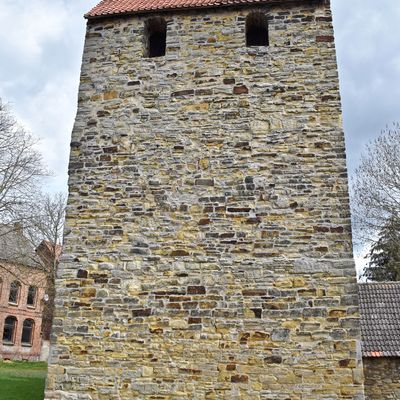 Der Turm vom Osten gesehen, in dem sich bis heute die drei Glocken befinden, die vor gut 500 beziehungsweise mehr als 600 Jahren dort aufgehängt worden sind.