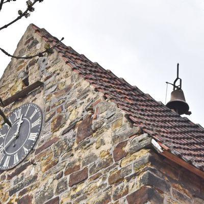 Blick aufs Turmdach, auf dem sich noch eine kleine Glocke befindet, die den Ottlebern nebst Zifferblatt die Uhrzeit mitteilt.