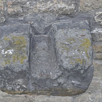 An der Südseite der Stephanuskirche befindet sich unter anderem noch ein Teil der früheren Wasserrenne, durch die einst bei den katholischen Messen das Wasser abgelaufen ist, das zum Waschen der Messgefäße benutzt wurde.