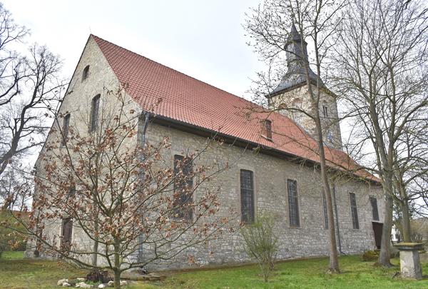 Die Nordseite der Wulferstedter Kirche Sankt Martini.