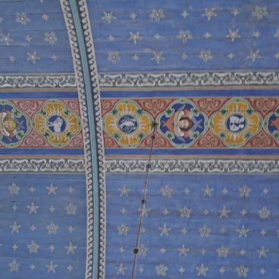 Die inzwischen sanierte Holztonnendecke ist mit Jugendstil-Zeichnungen verziert.