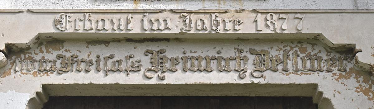 Die Inschrift über dem Mausoleums-Eingang.