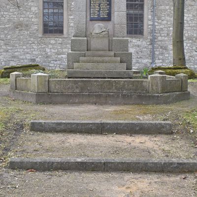 Gleich neben der Kirche erinnert dieses Denkmal an die Wulferstedter, die in den Weltkriegen gefallen sind.