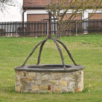 Auf dem Pfarrhaus-Gelände befindet sich auch ein sanierter Brunnen, der unter anderem zu Ostern und Weihnachten besonders geschmückt wird.