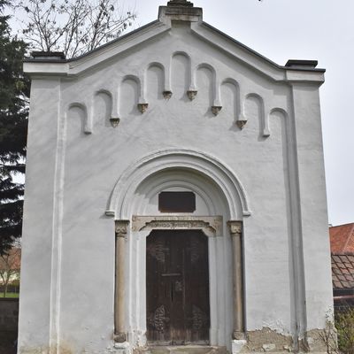 Am Rande des Kirchengeländes befindet sich ein Mausoleum der Familie Dettmer, das 1877 gebaut worden ist und 2006 ein neues Dach und frischen Außenputz bekommen hat.