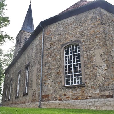 Die Ausleber Kirche St. Petri aus süd-östlicher Richtung gesehen. Gut sichtbar die neuen Fenster, die sie Anfang der 2000er Jahre bekommen hat.