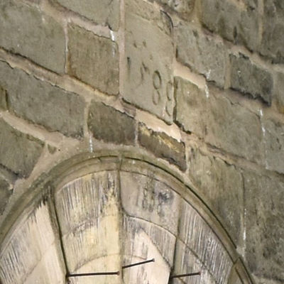Über dem Eingang, der durch den Turm in das Kircheninnere führt, sind die Jahreszahlen 1588 und 1858 verewigt. In diesen Jahren sind der erste und nach dessen Abriss der zweite Turm gebaut worden.