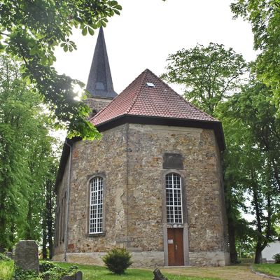 Dieses Foto der Kirchen-Ostseite zeigt unter anderem das neue Dach aus dem Jahr 1997.