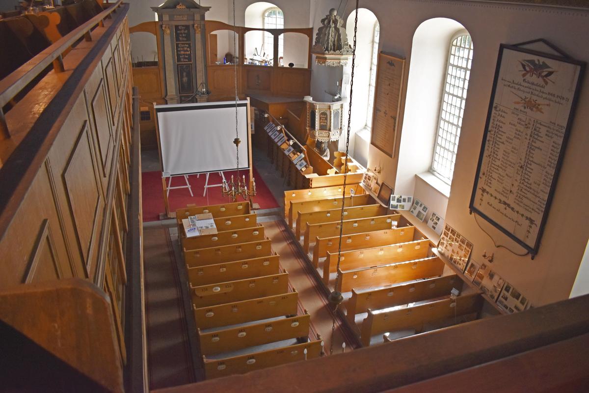Blick von der oberen Empore in den Kirchenraum.