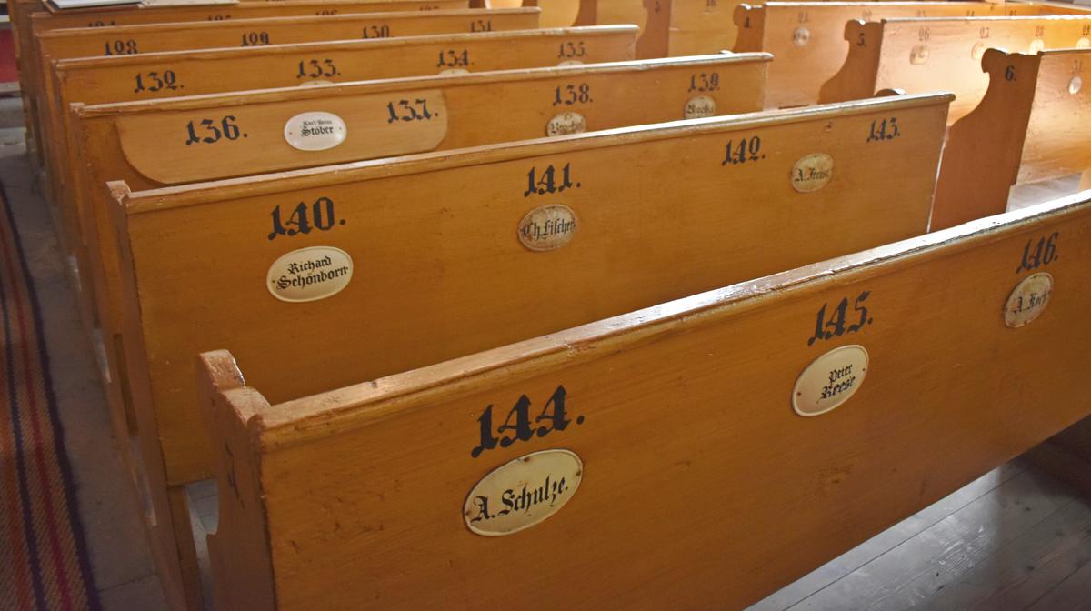 Fast alle Kirchenbänke sind mit Namen versehen. Die meisten stammen aus früheren Jahren. Die Namenschilder aus der Neuzeit waren jeweils mit einer Spende für den Erhalt der Kirche verbunden.