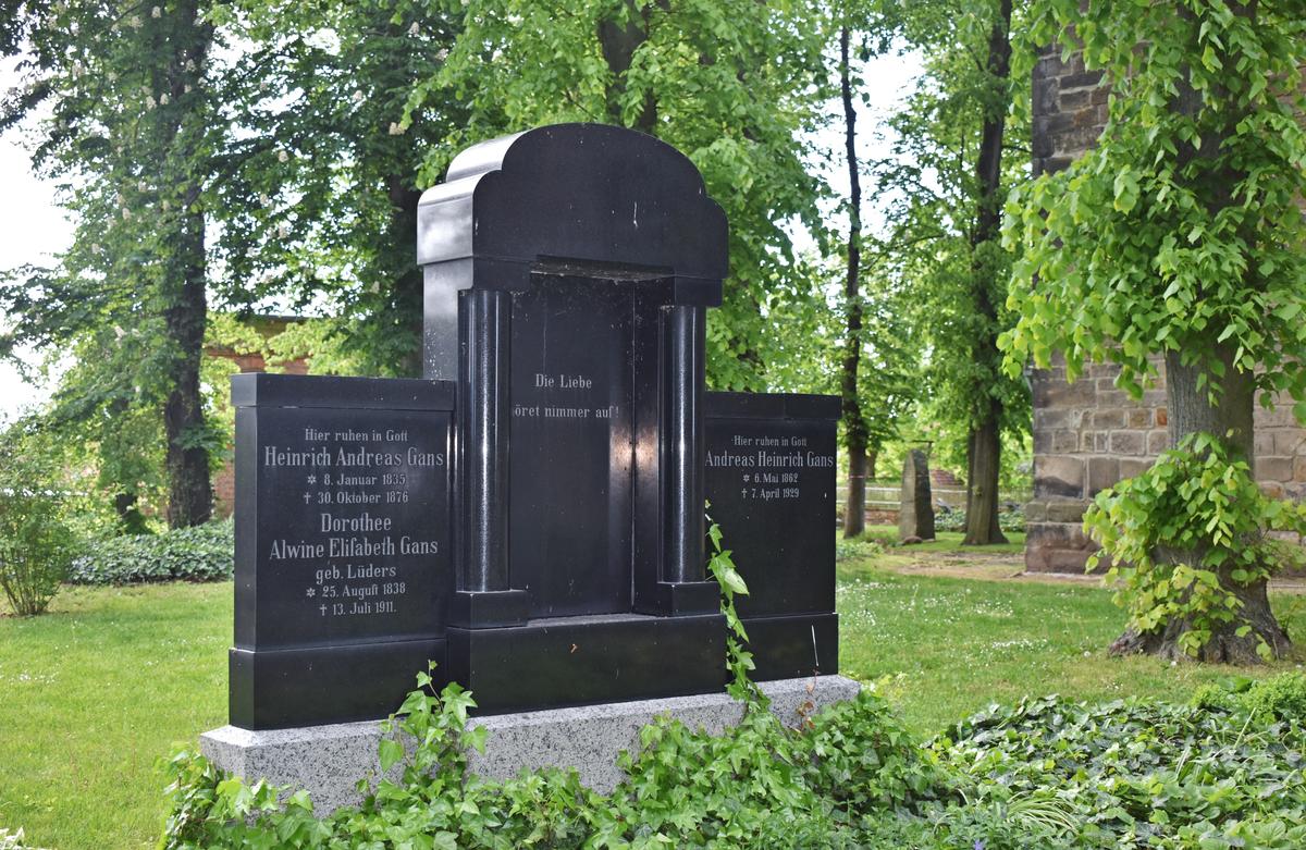 Der Vater und die Großeltern des in Ausleben geborenen Kunstmalers Heinrich Gans sind auf dem alten Ausleber Kirchenfriedhof bestattet worden.