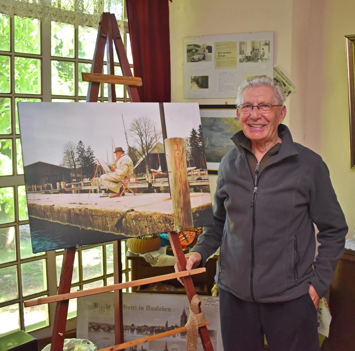 Freundeskreis-Chef Heinz Morgenthal präsentiert hier mit großer Freude ein Bild, auf dem der Ausleber Maler Heinrich Gans zu sehen ist, wie er am Starnberger See eines seiner Gemälde zeichnet.