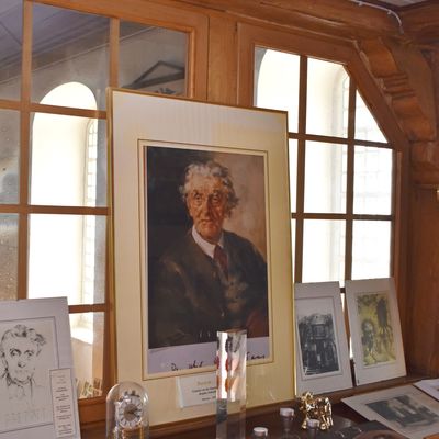 Der 1890 in Ausleben geborene Kunstmaler Heinrich Gans wird vom Freundeskreis besonders geehrt. In den Stuben und auch im Kirchenraum erinnern zahlreiche Bilder, Fotografien und Dokumente an ihn.