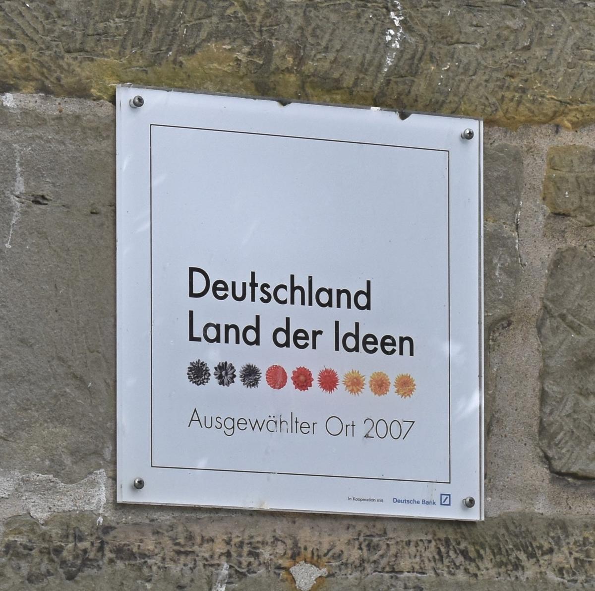 Diese Schild neben dem Kircheneingang erinnert daran, dass der Ausleber Freundeskreis im Jahr 2007 beim Bundeswettbewerb »365 Orte im Land der Ideen« einer der Preisträger war.