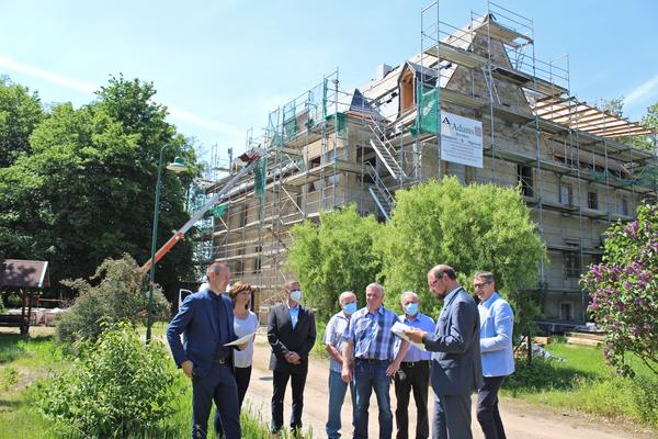 Baustellenbegehung mit Landrat Martin Stichnoth und Dirk Michelmann (Landkreis Börde) der Baustelle Schloss Trautenburg in Ausleben (Verbandsgemeinde Westliche Börde)