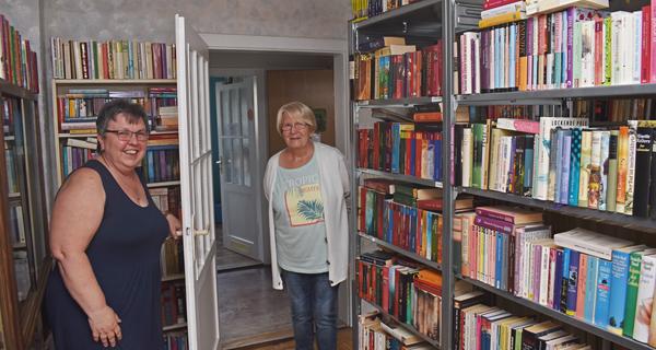 Bibliotheksleiterin Gilda Pfeiffer (links) und ihre Mitstreiterin Helga Weber öffnen jeden Donnerstag die Türen der Warsleber Bibliothek und bieten darüber hinaus Kindern, Jugendlichen und Erwachsenen verschiedene Veranstaltungen.