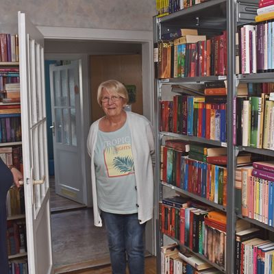 Bibliotheksleiterin Gilda Pfeiffer (links) &ouml;ffnet jeden Donnerstag die T&uuml;ren der Warsleber Bibliothek und bieten dar&uuml;ber hinaus Kindern, Jugendlichen und Erwachsenen verschiedene Veranstaltungen.