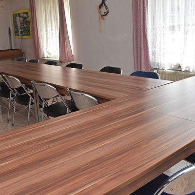 Der Versammlungsraum des benachbarten Brgerbros steht der Bibliothek fr Veranstaltungen zur Verfgung.