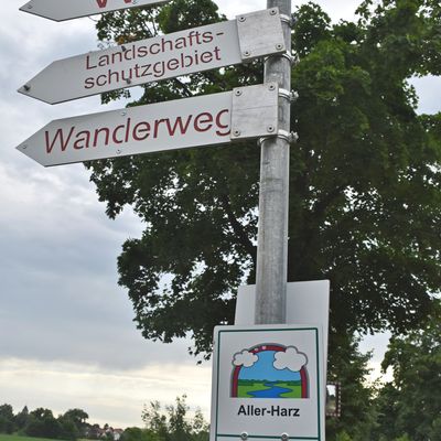 Um die gewsserreiche und naturgeschtzte Gegend Grningen/Kloster Grningen zu erkunden, stehen Besuchern unter anderem Wanderwege sowie der Aller-Harz-Radweg zur Verfgung.