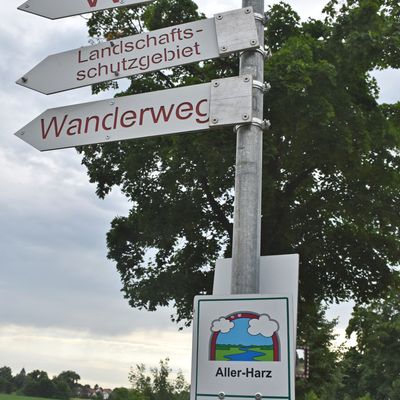 Um die gewässerreiche und naturgeschützte Gegend Gröningen/Kloster Gröningen zu erkunden, stehen Besuchern unter anderem Wanderwege sowie der Aller-Harz-Radweg zur Verfügung.