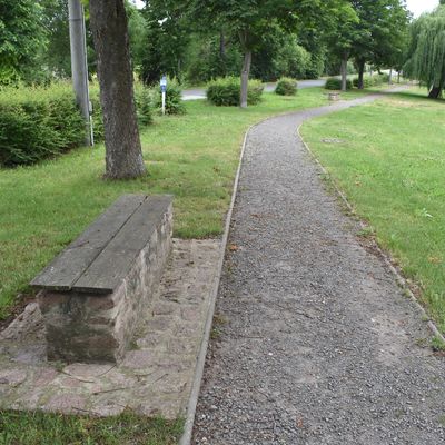 Zwischen Luttersee und Zufahrt zur Bundesstrae 81 gibt es in Kloster Grningen eine sehr gepflegte Grnanlage.