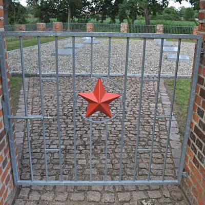 Hinter diesem Eingang des Ehrenfriedhofs haben mehr als 70 im Raum Grningen umgekommene sowjetische Kriegsgefangene und Zwangsarbeiter ihre Ruhesttte. 