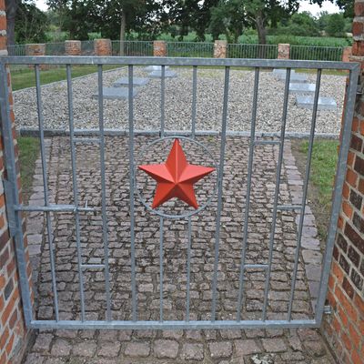 Hinter diesem Eingang des Ehrenfriedhofs haben mehr als 70 im Raum Gröningen umgekommene sowjetische Kriegsgefangene und Zwangsarbeiter ihre Ruhestätte. 