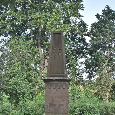 Gleich neben dem sowjetischen Ehrenfriedhof erinnert dieses Denkmal an die Gröninger Opfer der Völkerschlacht bei Leipzig im Jahr 1813.