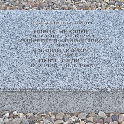 Grabsteine erinnern auf dem sowjetischen Ehrenfriedhof namentlich an die Opfer.