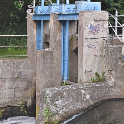 Diese Wehr-Sperranlage wird je nach Wasserstand geschlossen oder geffnet.