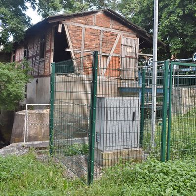 Bereits im 13. oder 14. Jahrhundert ist am Mhlengraben eine Wassermhle errichtet worden, um die damaligen Schlossbesitzer mit Mehl zu versorgen. Dieses Backsteingebude erinnert an das Kleinkraftwerk, in das die Mhle in der zweiten Hlfte des 19. Jahrh