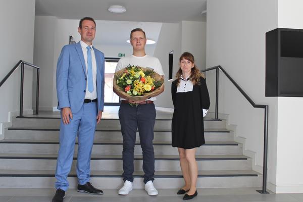 Auszubildener Yves Hecht wird in der Verbandsgemeinde von Fabian Stankewitz und Nicole Schliebener begrüßt
