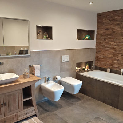 Fliesenleger Dennis Kr&uuml;ger bei Halberstadt - moderne Badsanierung mit WC, Badewanne und Dusche