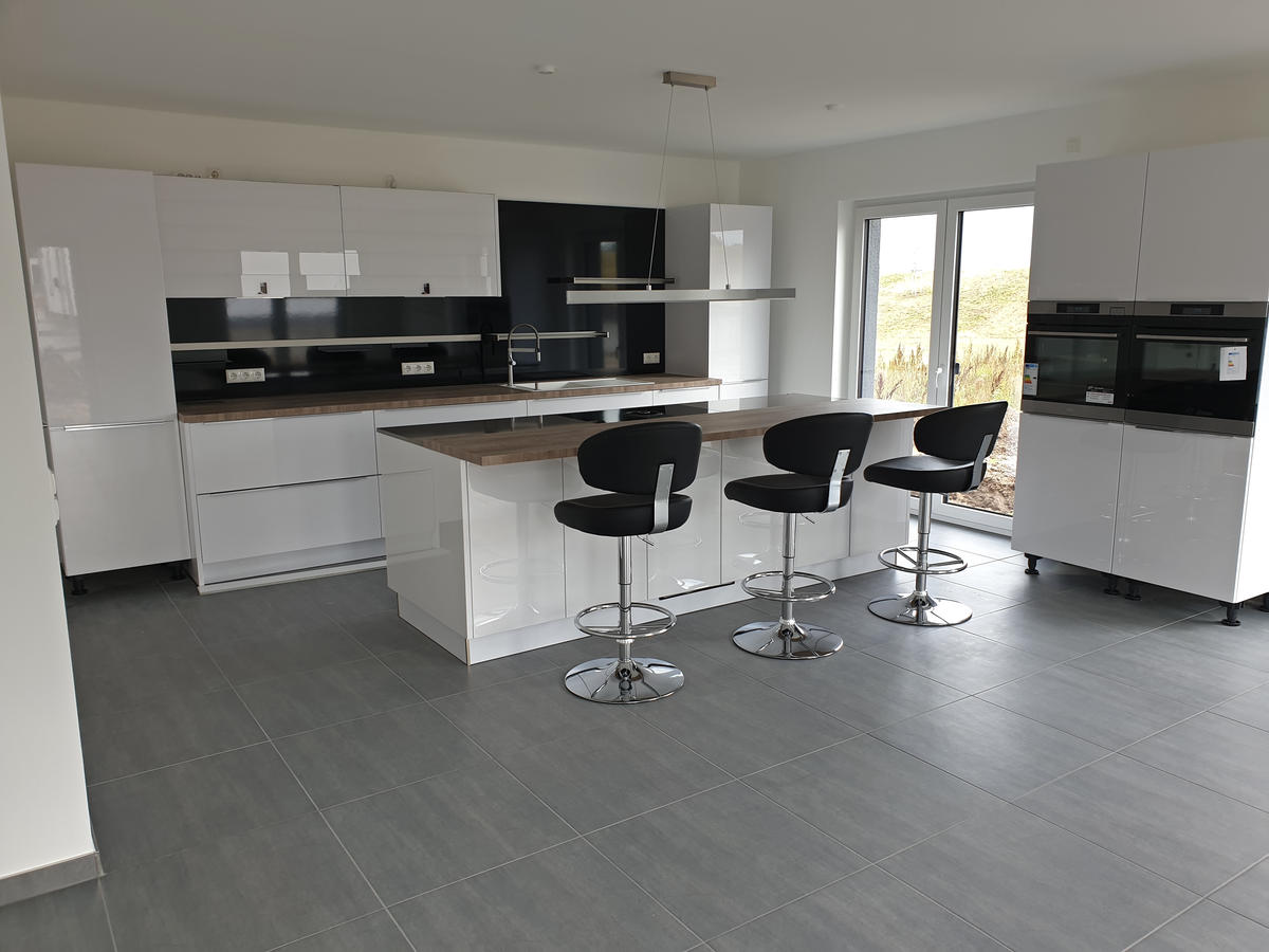 Fliesenleger Dennis Krüger bei Helmstedt - Bodenfliesen in einer modernen Wohn-Küche im Einfamilienhaus (EFH) verlegt 