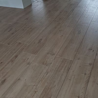 Fliesenleger Dennis Krger bei Magdeburg - Bodenfliesen im Wohnraum verlegt