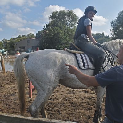 Nach dem Ritt gibt es Hinweise von Trainer Uwe Beitel.