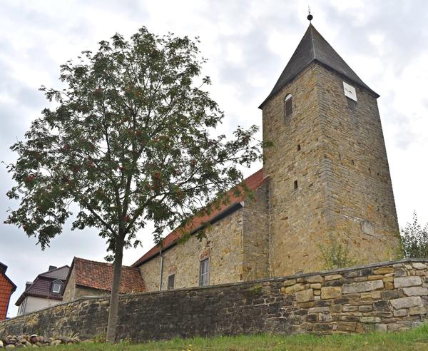 Die Nordseite der Gunsleber Dorfkirche. Der Turm wurde 1795 gebaut, das Schiff zwei Jahre später. Die Mauer ist erst jüngst saniert worden.