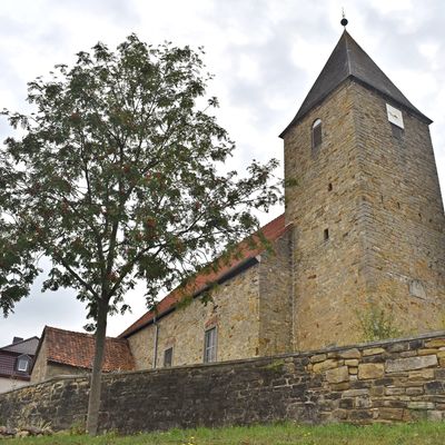 Die Nordseite der Gunsleber Dorfkirche. Der Turm wurde 1795 gebaut, das Schiff zwei Jahre sp&auml;ter. Die Mauer ist erst j&uuml;ngst saniert worden.