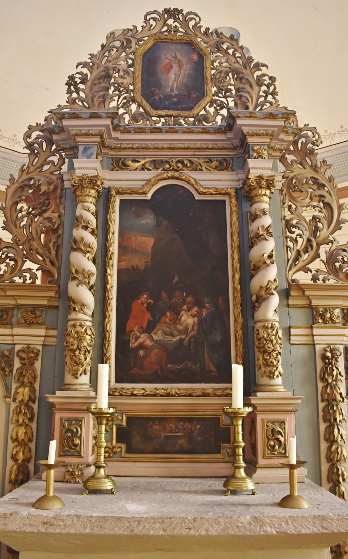 Der Altar der Gunsleber Dorfkirche stammt aus dem Jahr 1711, war also schon in der Vorgängerkirche des heutigen Gotteshauses. Geprägt wird der barocke Altar von reichlich Schnitzereien sowie von zwei Gemälden, auf denen unten die Grablegung Jesu und oben 