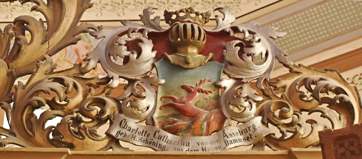 Das Wappen der Charlotte Catharina von der Asseburg, geborene Schöning aus dem Hause Dammset ziert die linke Nebenseite des Altars. Derer von Asseburg hatten 500 Jahre die Grundherrschaft in Gunsleben.