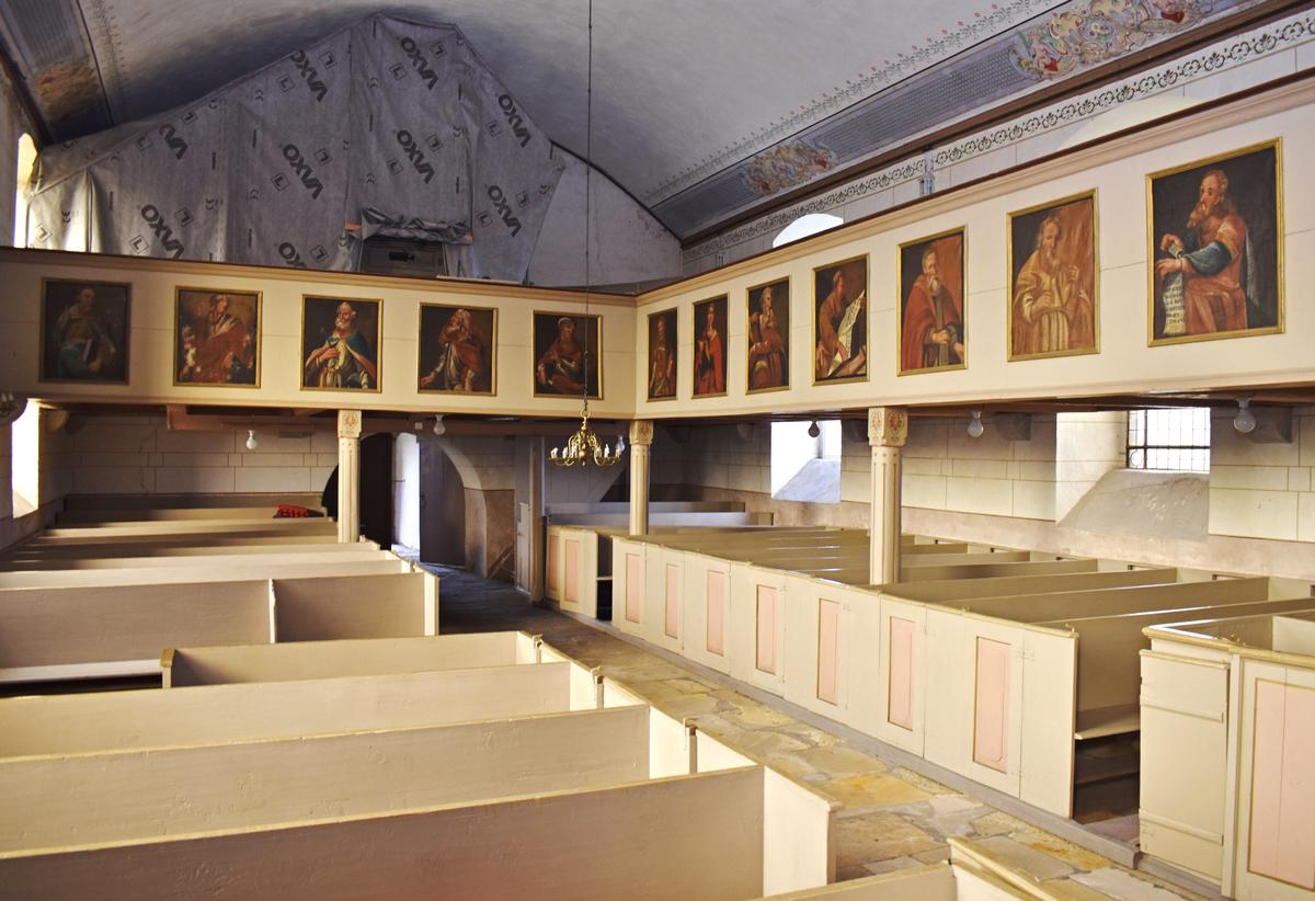 Blick in die Gunsleber Dorfkirche. Der Raum wird nicht zuletzt von 15 Gemälden bestimmt, auf denen Apostel, Propheten und Märtyrer abgebildet sind.