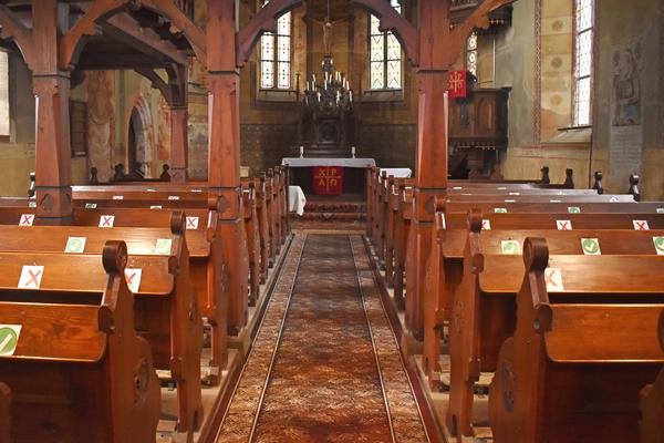 Blick in die Krottorfer Kirche Sankt Severus Richtung Altar.