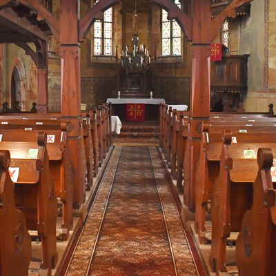 Blick in die Krottorfer Kirche Sankt Severus Richtung Altar.