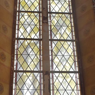 Eines der sehr hohen Fenster der Krottorfer Kirche Sankt Severus.