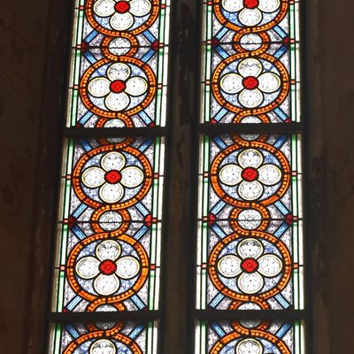 Einige Fenster der Krottorfer Kirche Sankt Severus haben bunte Ornament-Glasscheiben.