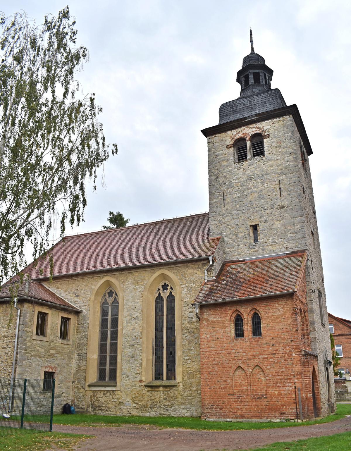 Die Nordseite der Krottorfer Kirche Sankt Severus. Auffällig die großen Fenster, die 1836 bei Umbauarbeiten um fast zwei Meter verlängert worden sind und einen gotischen Spitzbogen bekommen haben.