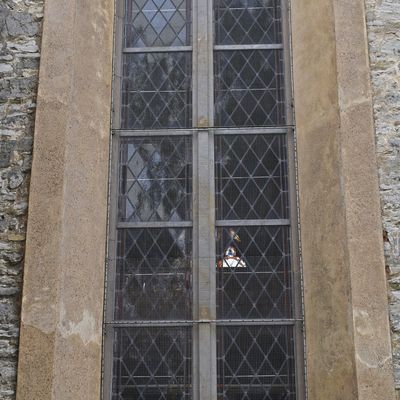 Bis unters Dach reichen mehrere Fenster der Krottorfer Kirche Sankt Severus seit Umbauarbeiten, die in den 30er Jahren des 19. Jahrhunderts vorgenommen worden sind.